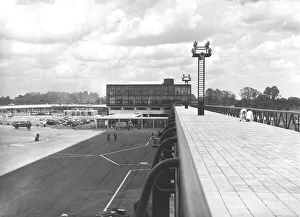 <b class=qtipBold><figcaption>Gatwick Airport: Interior</figcaption></b><br>Gatwick, Airport, Viewing, Pier, 1958, 1950s, UK, Historical, Exterior, Ground<br><em>© Flight Global 2009 - All Rights Reserved</em> Gatwick Airport: Interior