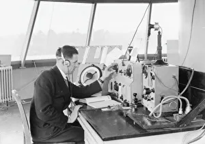 <b class=qtipBold><figcaption>Gatwick control tower 1937</figcaption></b><br><br><em>© Flight Global 2009 - All Rights Reserved</em> Gatwick control tower 1937