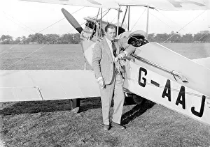 <b class=qtipBold><figcaption>Glen Kidston</figcaption></b><br>Glen Kidston & DH Moth Hanworth October 1929 (c) Flight<br><em>© Flight Global 2009 - All Rights Reserved</em> Glen Kidston