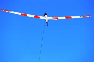 <b class=qtipBold><figcaption>Glider on winch tow</figcaption></b><br>glider winch tow everett<br><em>© Flight Global 2009 - All Rights Reserved</em> Glider on winch tow