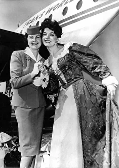 <b class=qtipBold><figcaption>Someone from Home</figcaption></b><br>Britians Queen of Beauty Joyce Kay, of Liverpool is greeted by a compatriot TWA hostess.<br><em>© Flightglobal</em> Someone from Home