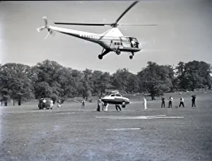 Flight Gallery: idgeon helicopter lifting a car at the international Helicopter Rally at Woburn Abbey (England)