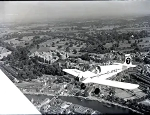 Flight Gallery: ilot in single engine Turbulent aircraft (of the royal Flight) above a cityscape