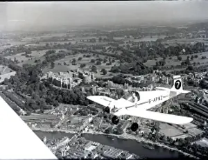 ilot in single engine Turbulent aircraft (of the royal Flight) above a cityscape