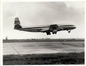 <b class=qtipBold><figcaption>Landing of the Comet</figcaption></b><br><br><em>© Flightglobal.com</em> Landing of the Comet