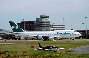 Large and small aircraft together - Boeing 747 and Piper