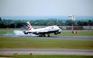 press b747 ba landing smoke lhr 747-4