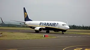 Modern Aircraft Prints: Ryanair B737-800 Carcassonne clearing runway 13 May 2007
