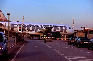shaw a319 level crossing cars ground staff finkenwerder