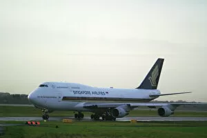 Images Dated 6th January 2005: Singapore Airlines Boeing 747-400 at Manchester