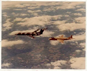 <b class=qtipBold><figcaption>Vickers VC10 tanker and a Nimrod</figcaption></b><br><em>© Flightglobal.com</em> Vickers VC10 tanker and a Nimrod