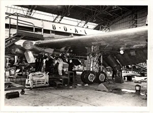 <b class=qtipBold><figcaption>Working on the wing</figcaption></b><br>De Havilland Comet<br><em>© Flightglobal.com</em> Working on the wing